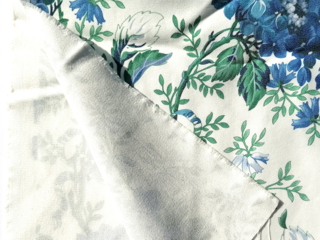 Katoen twill met blauwe bloemen
