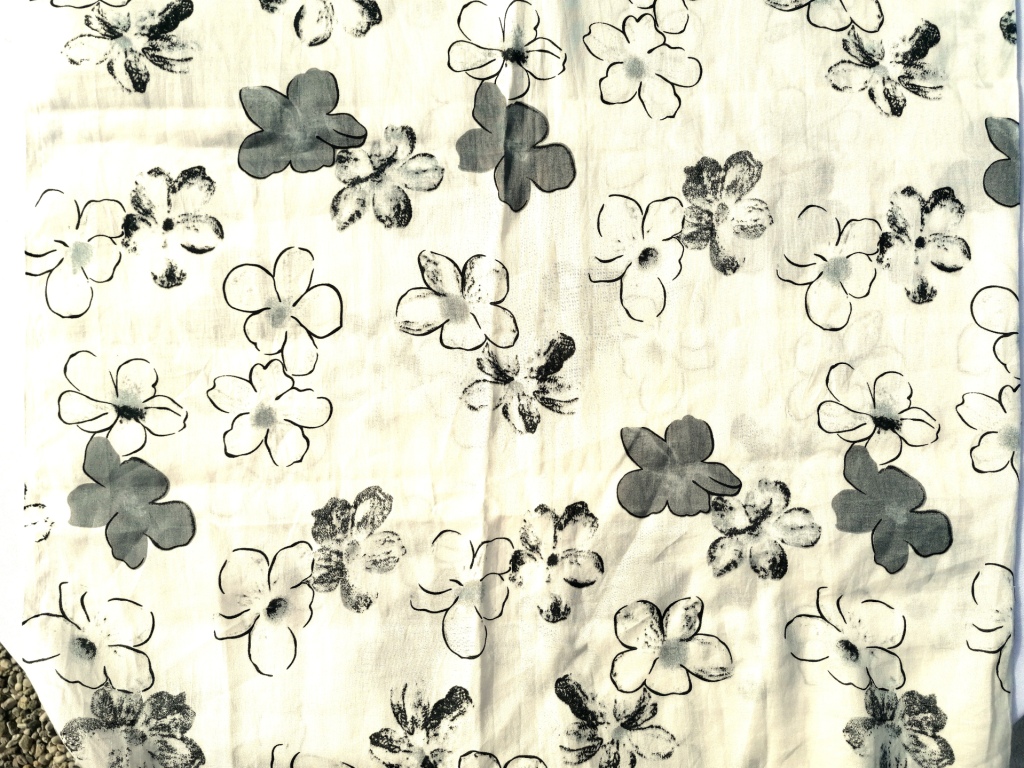 batist wit grijze bloemen 2m