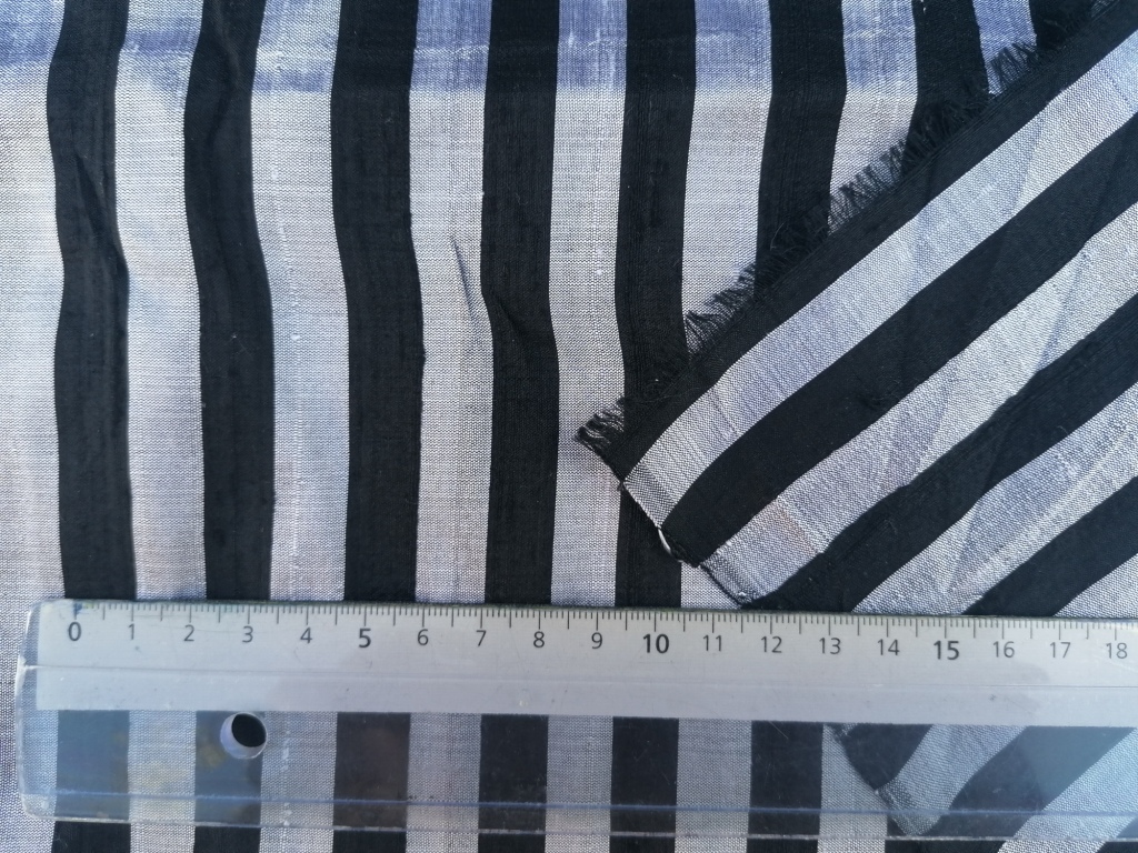 Zijde Shangtung grijs zwart gestreept 1m/0,9m - Afbeelding 2