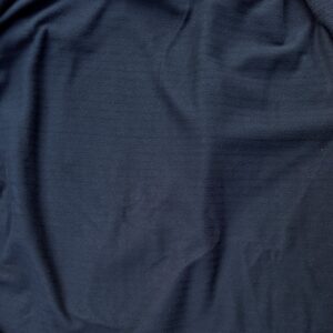 Zwartblauwe geribbelde fleece gedrapeerd