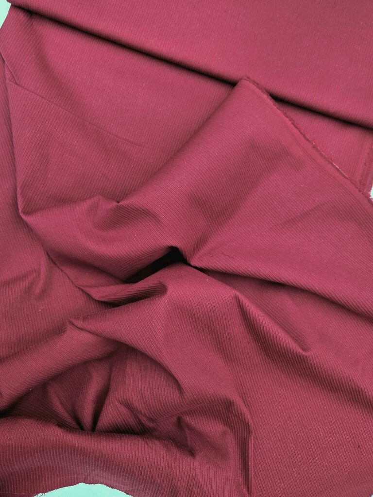 Jaren 80-90 stof rood met ingeweven ribbels 3,2m