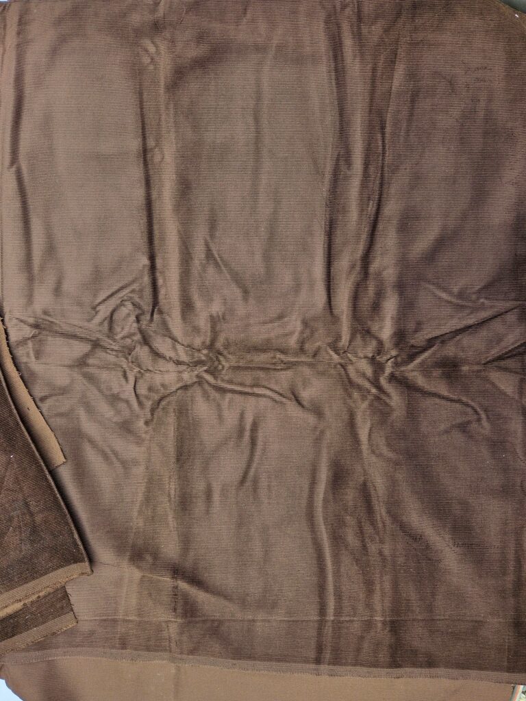 VivCreatiV bruine corduroy duurzame stof, klaar voor een nieuw leven als kleed of broek