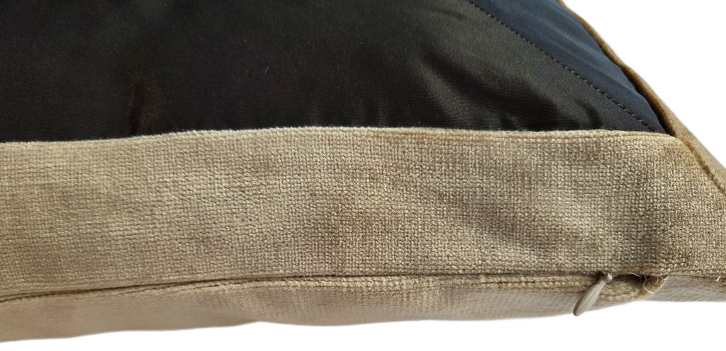Detail van fluwelen sierkussen met mat en blinkend effect en stermotief