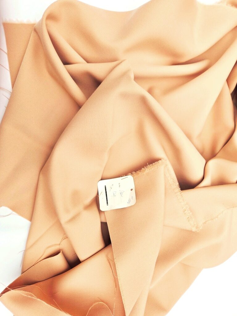 Beige stevige keperstof twill, gedrapeerd