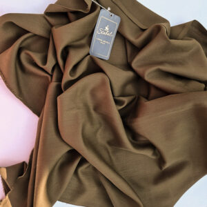 Scabal geelgroene satijnbinding stof gedrapeerd