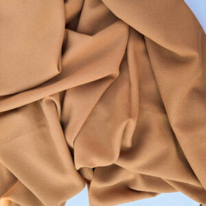 Bruine crepe stof soepel gedrapeerd