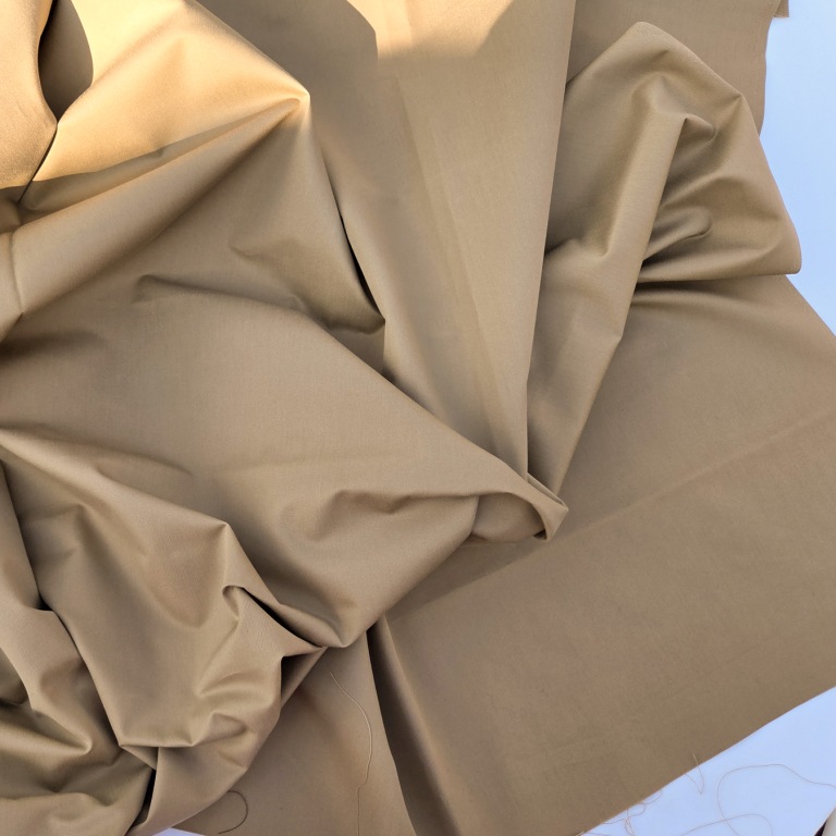 Fijne beige gabardine stof gedrapeerd