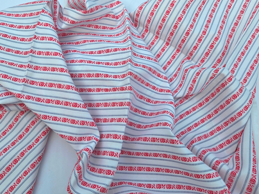 Katoenen jacquard rode bloemetjes gedrapeerd