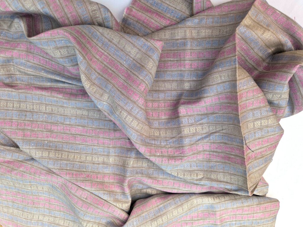 Grijs gestreepte linnen jacquard gedrapeerd