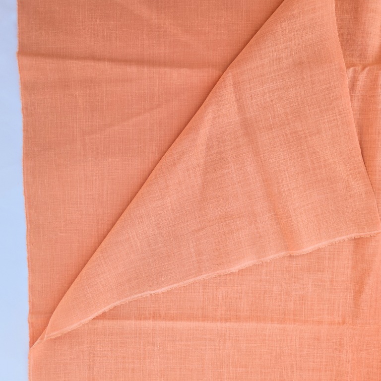 Lichtzalmkleurig linnen dunne stof gedrapeerd