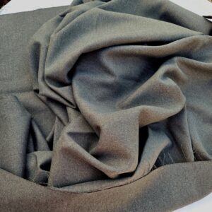 Grijze stevige keperstof kleding gedrapeerd