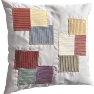 Design kussen 50x50 met kleurrijke rechthoekige applicaties op beige stof