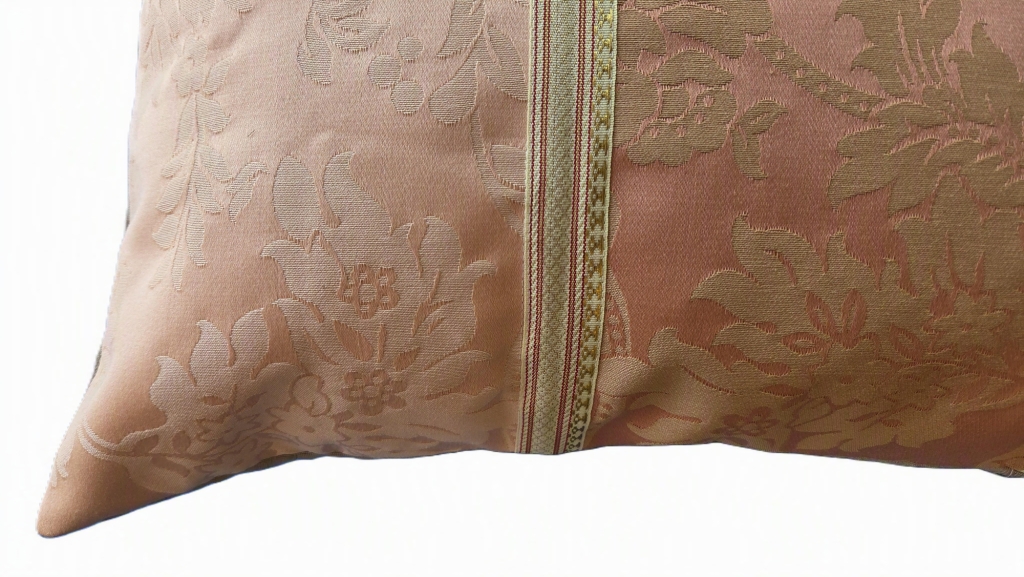 Rubelli Casablanca sierkussen, detail sierlint ivoor-roze-bordeaux