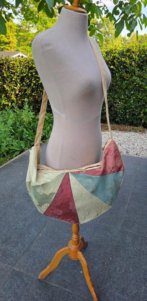 Halfronde patchworktas met driehoeken vintage jacquardstof, gedragen
