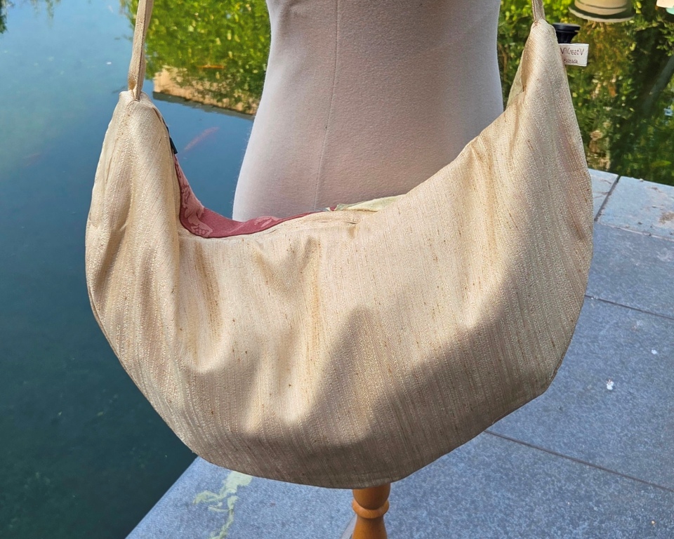Halfronde patchworktas, achterzijde in geelbeige interieurstof
