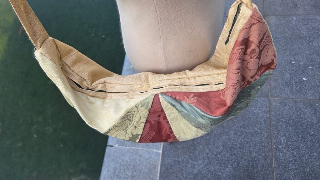 Detail van het vintage jacquardpatroon op de patchworktas