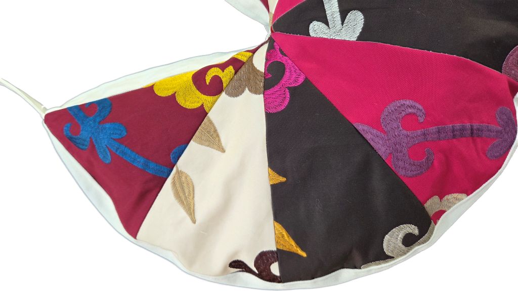 Detail van de kleurrijke borduursels op de patchworktas Harlequin-2