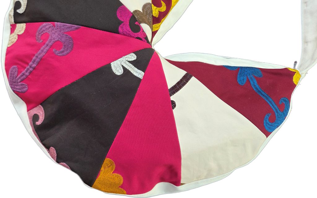 Detail van de kleurrijke borduursels op de patchworktas Harlequin