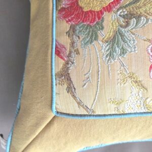 VivCreatiV luxe kussen zachtgeel bloemen, hoek detail 2
