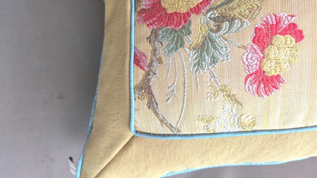 VivCreatiV luxe kussen zachtgeel bloemen, hoek detail 2