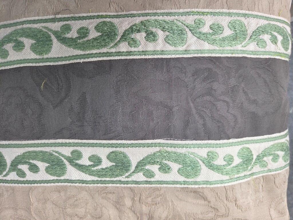 VivCreatiV kussen jacquard beige bruin, close-up sierband